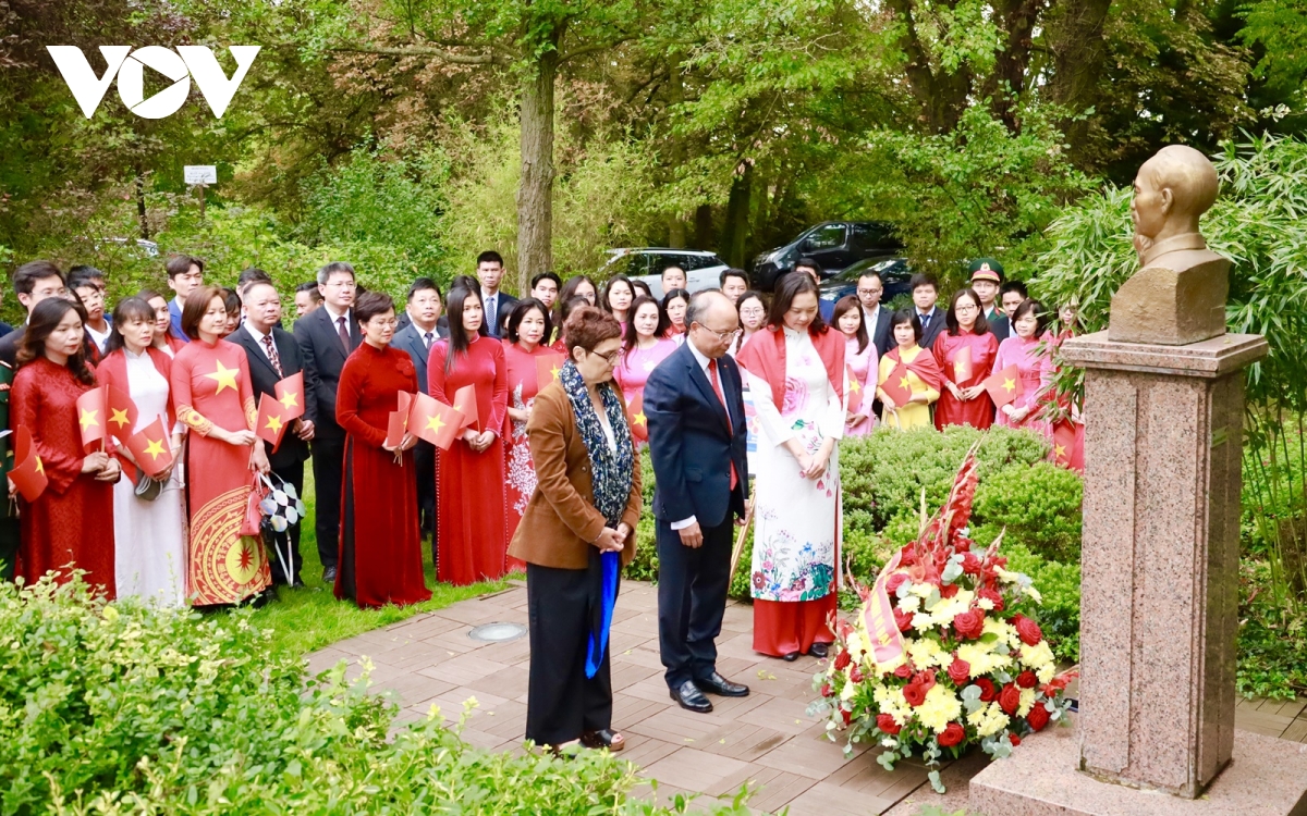 Dâng hoa tưởng niệm Chủ tịch Hồ Chí Minh tại Pháp, tự hào là người Việt Nam